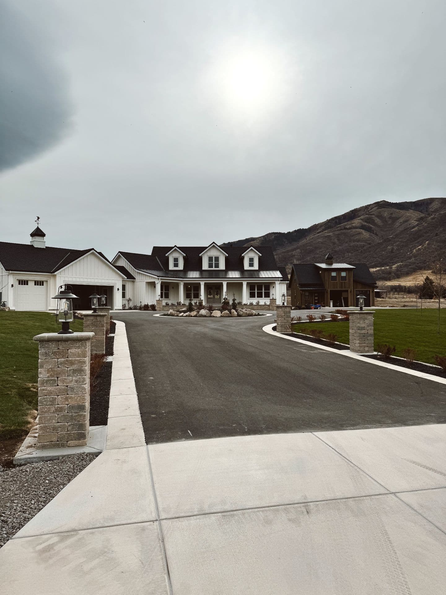 Farmhouse Landscape Design in Mantua