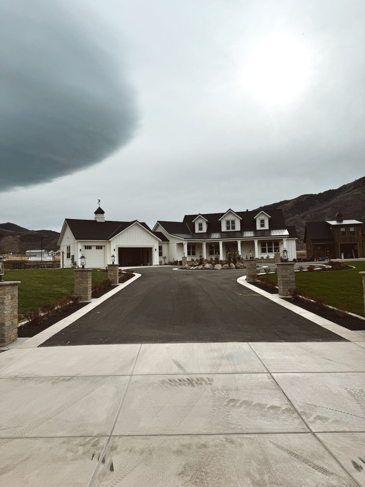 Farmhouse Landscape Design in Mantua